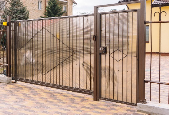 Купить ворота из профлиста с элементами ковки, с металлическими столбами в рамке или под дерево в Александрове от 157500 руб